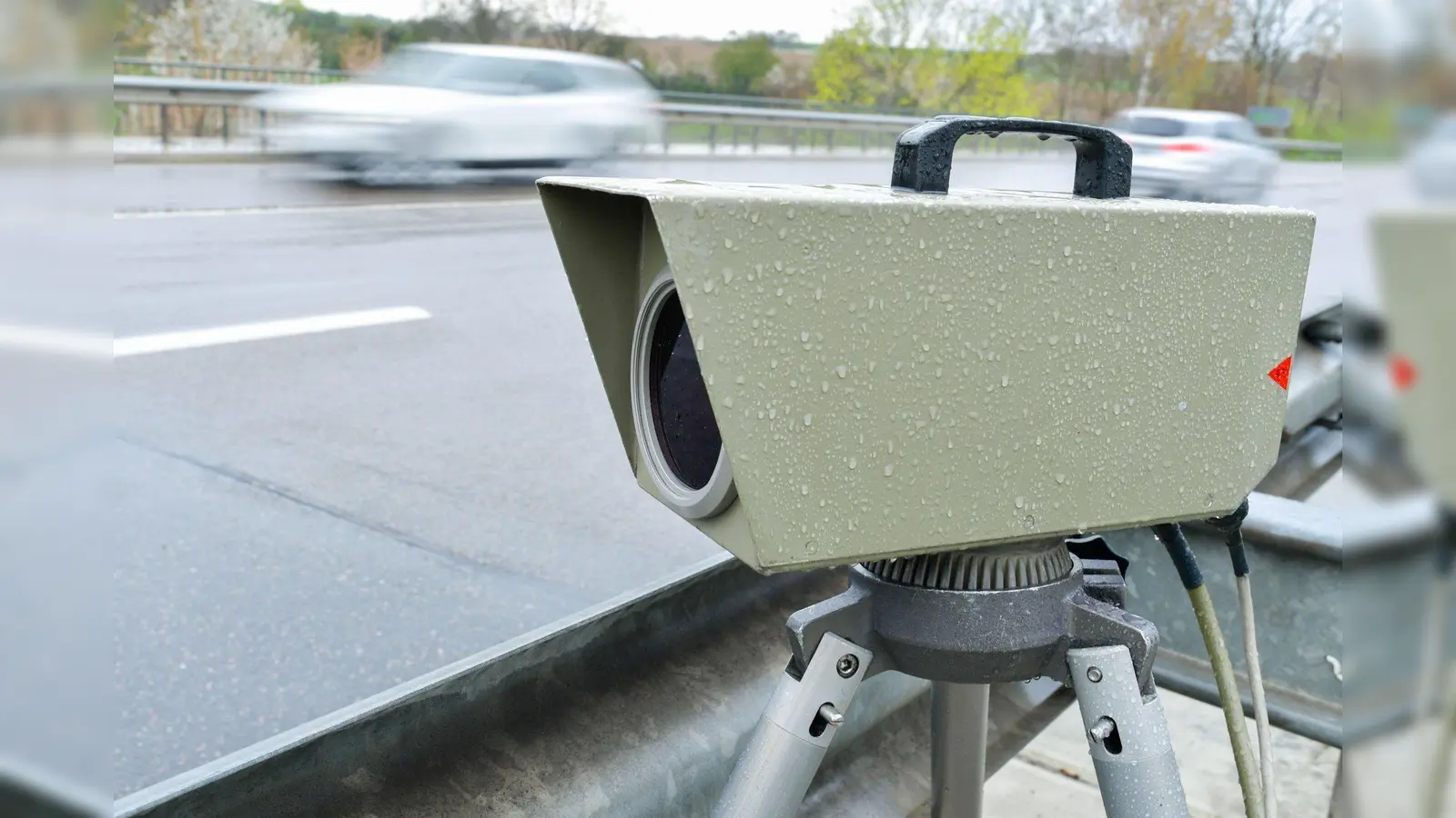 Im Jahr 2022 wurden von der Verkehrspolizeiinspektion Weiden im gesamten Zuständigkeitsbereich 892 Geschwindigkeitsmessungen mit technischen Großgeräten durchgeführt und dabei rund 1 Million Fahrzeuge gemessen (Bild: Uwe Anspach/dpa)