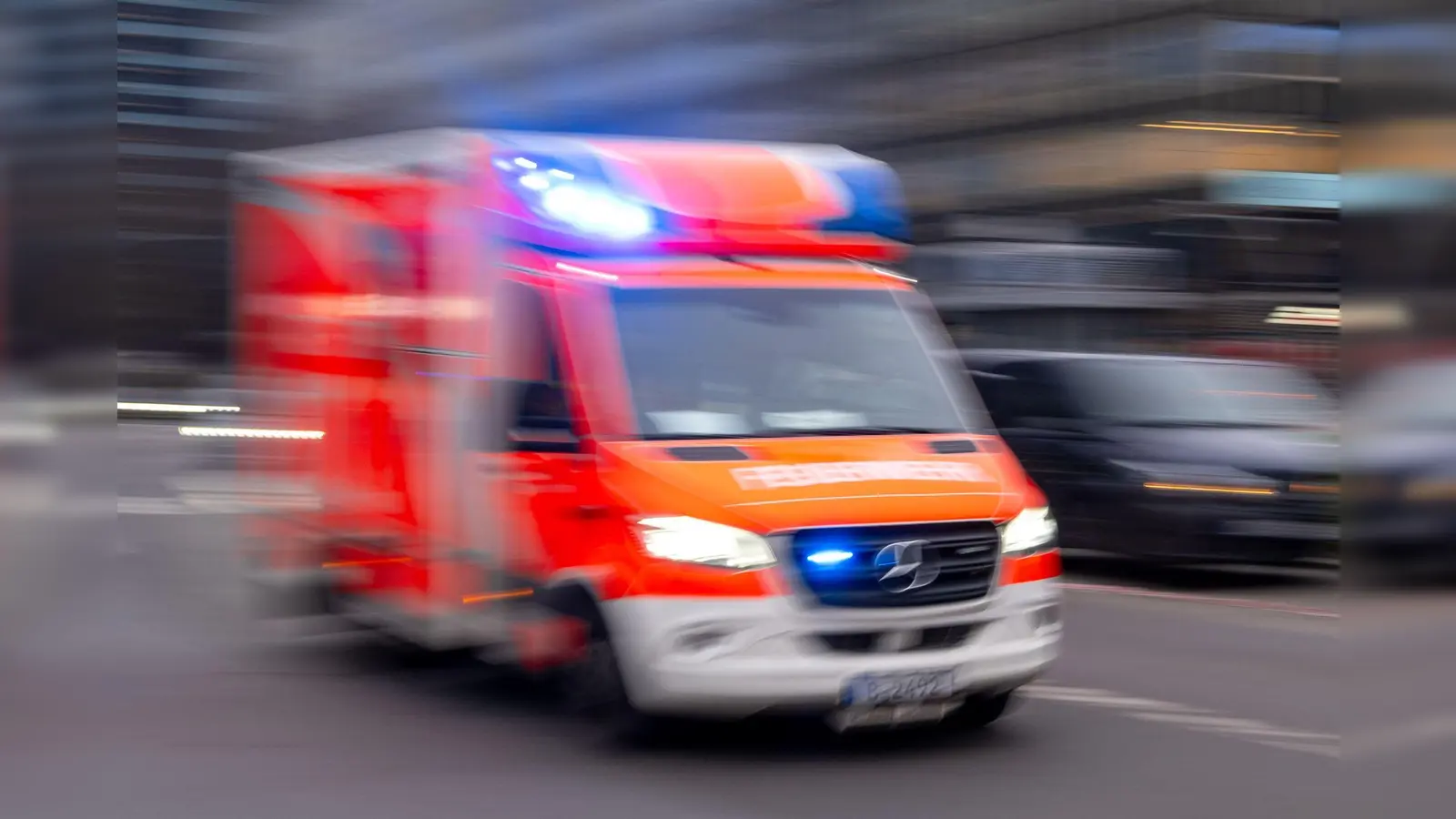 Bei einem tragischen Badeunfall in Regensburg ist ein 20-jähriger Mann verstorben. (Symbolbild: Monika Skolimowska/dpa)