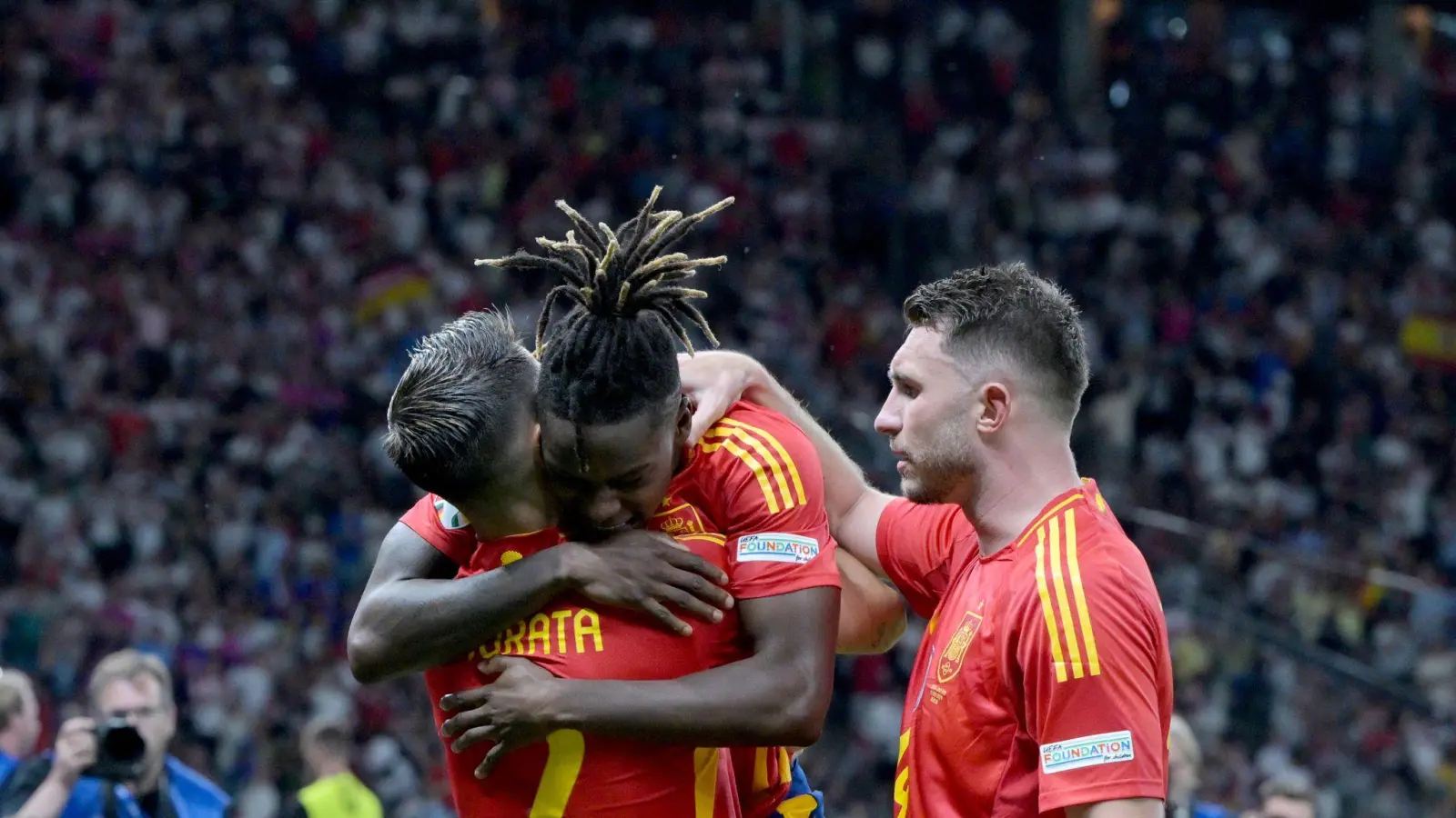 Die Spanier um Nico Williams (M.), Alvaro Morata (l) und Aymeric Laporte wurden Europameister. (Bild: Federico Gambarini/dpa)
