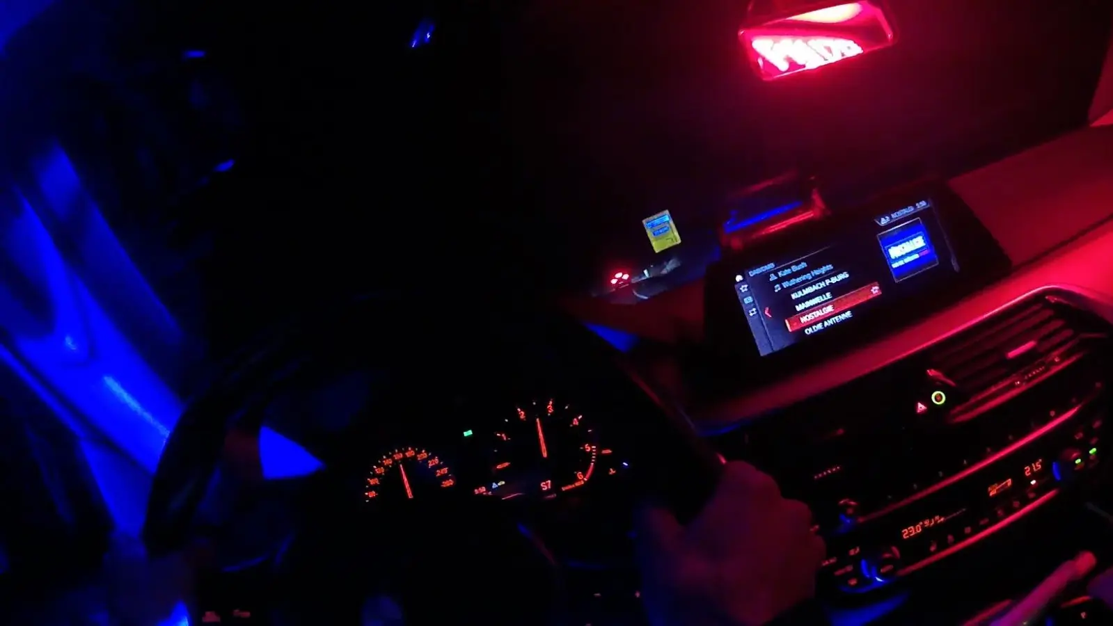 Eine Body-Cam hat die Verfolgungsfahrt der Polizisten aufgenommen. Die Aufnahme zeigt in diesem Moment eine Geschwindigkeit von rund 160 Kilometer pro Stunde an. (Bild: Polizeipräsidium Oberpfalz/exb)