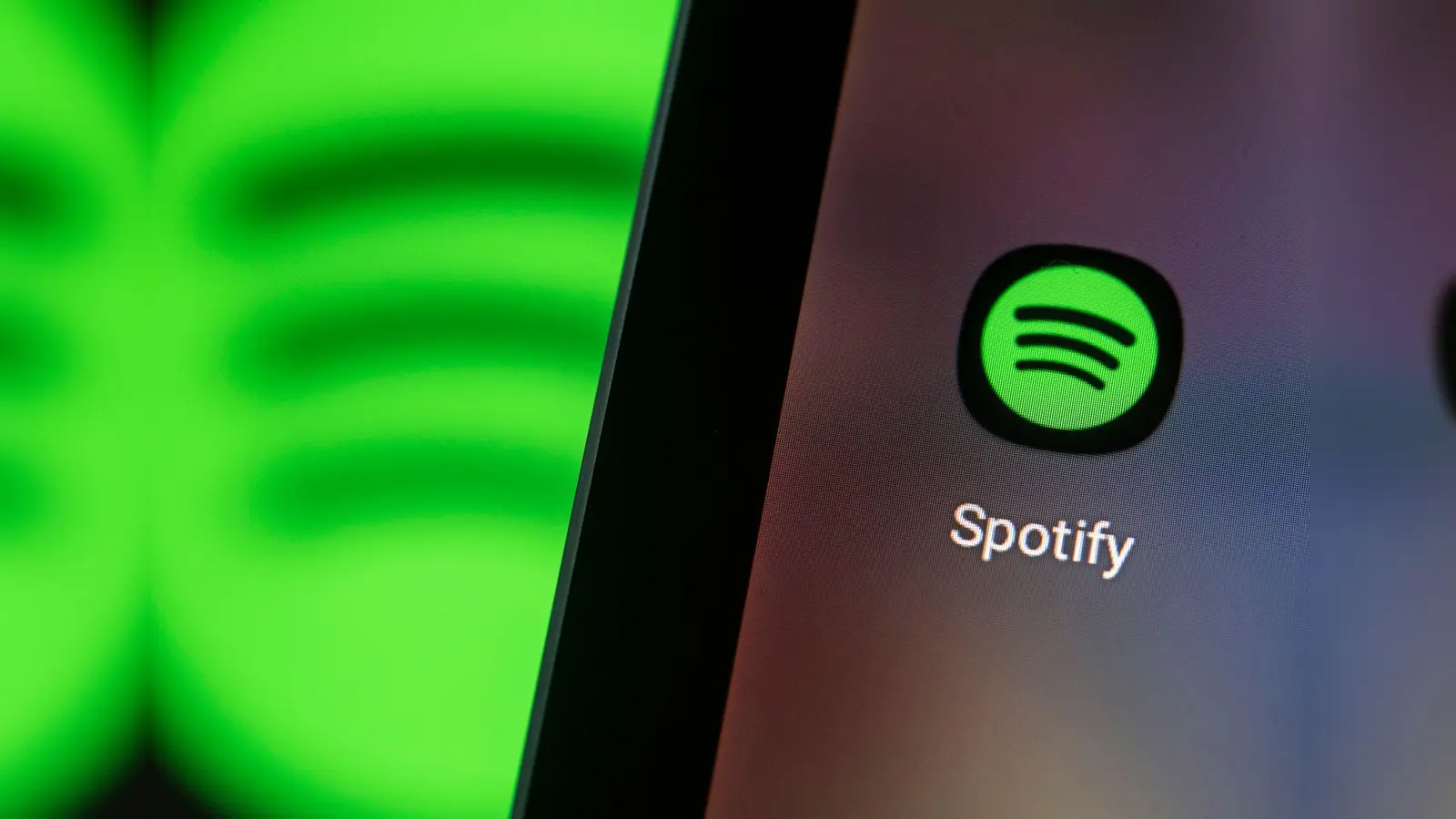 Der Preis für Spotify-Abos steigt im September. (Archivbild) (Bild: Fabian Sommer/dpa)