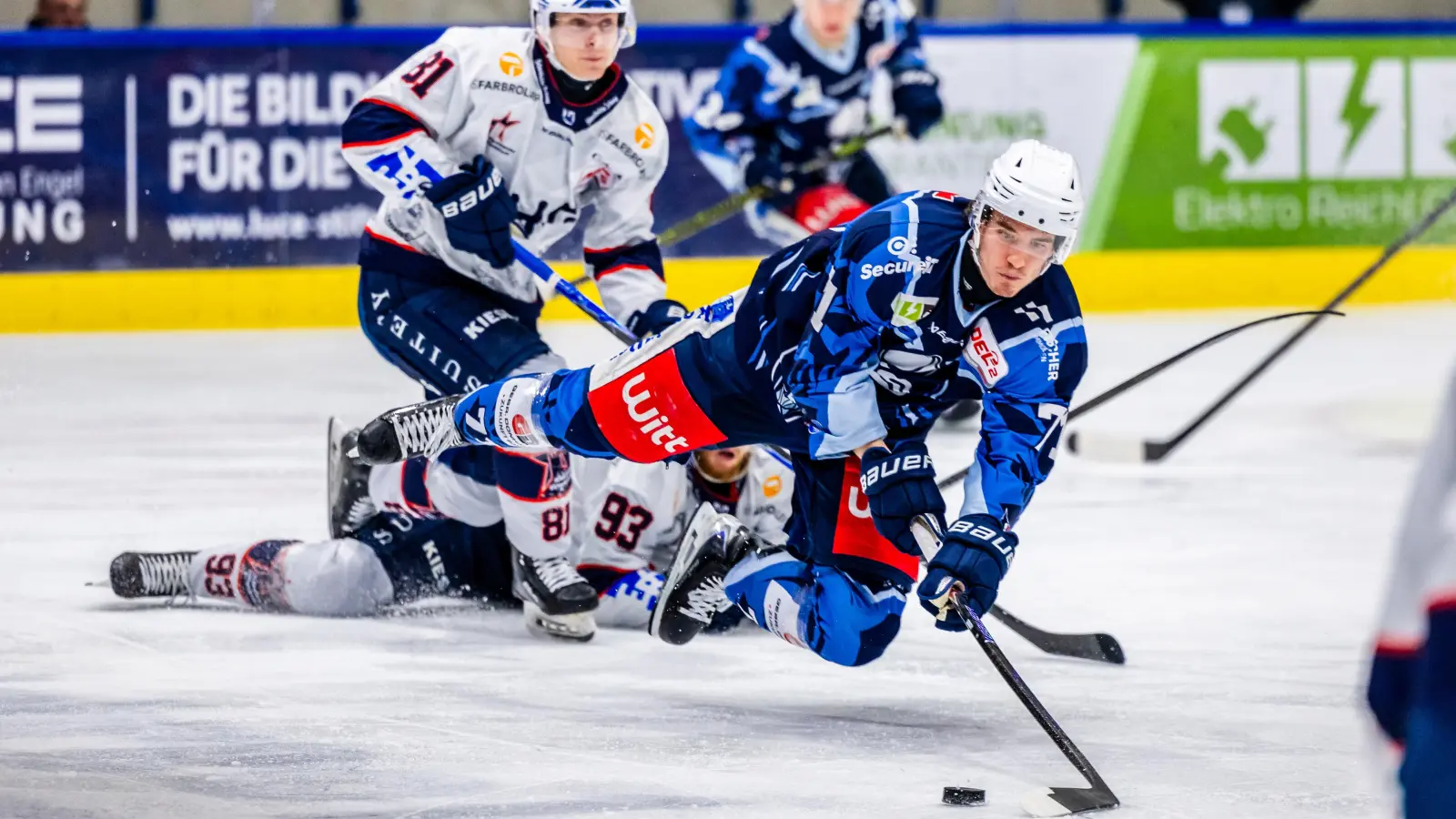 Auch diese Flugeinlage von Cedric Schiemenz brachte den Blue Devils gegen Ravensburg nichts ein. (Bild: Tobias Neubert)