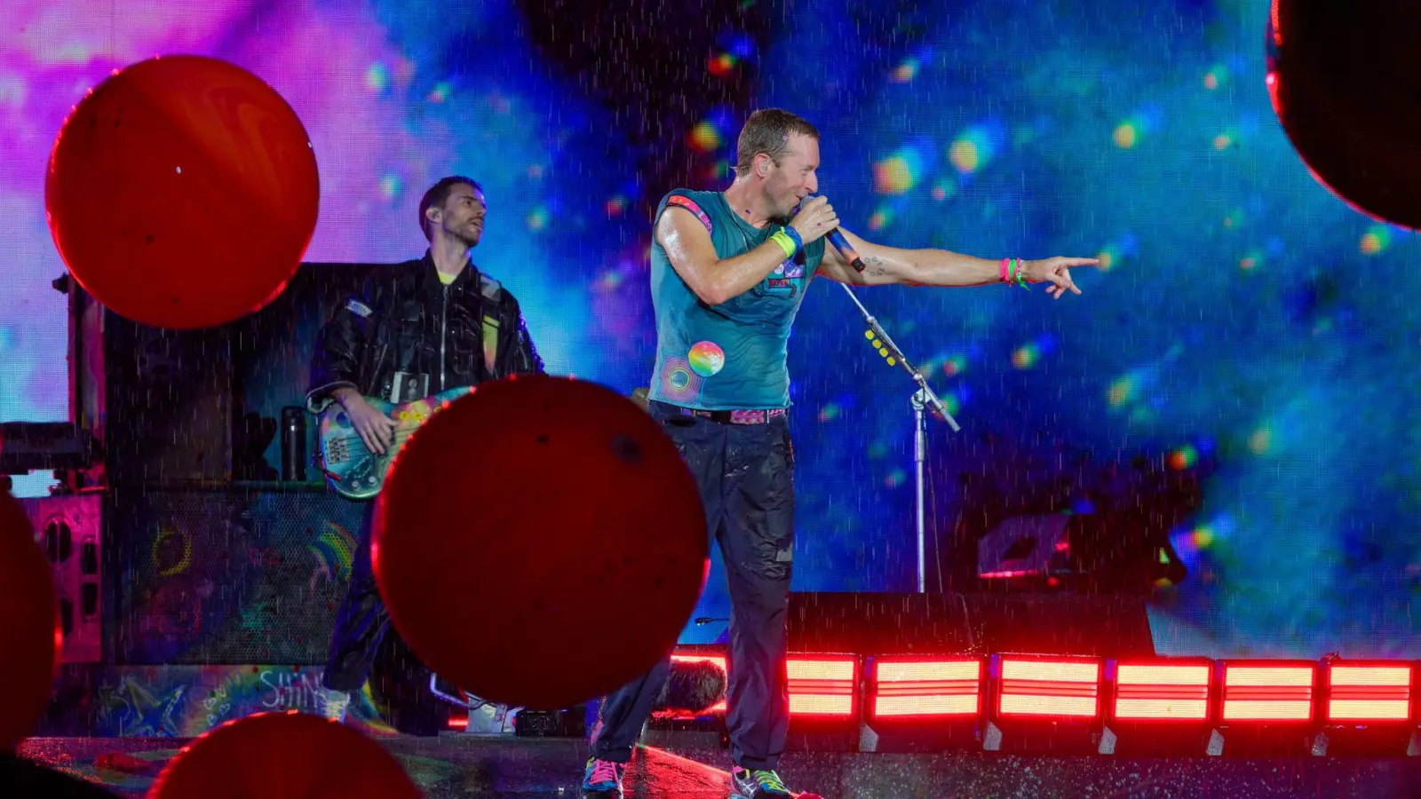 Chris Martin, Sänger der britischen Band Coldplay, bei einem Konzert im Rahmen der „Music of the Spheres Tour 2024“. (Archivfoto) (Bild: Henning Kaiser/dpa)