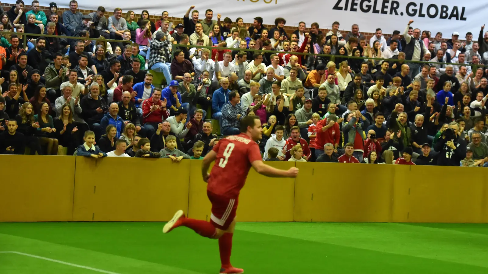 Pfreimds Spielertrainer Bastian Lobinger bejubelt vor imposanter Kulisse in der Weidener Mehrzweckhalle einen Treffer beim „Ziegler-Group-Karriere-Cup 2022”. Diesen Winter findet das Hallenturnier nach einer einjährigen Pause wieder statt.  (Archivbild: A. Schwarzmeier)