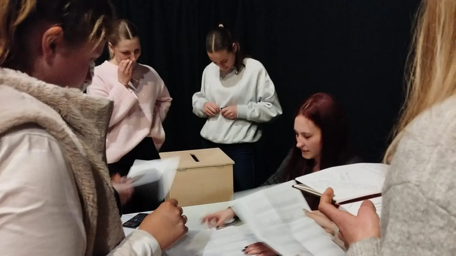 In einem interaktiven Escape Room im JUZ beschäftigten sich Jugendliche mit der Kommunalwahl. (Bild: Jugendzentrum Weiden)