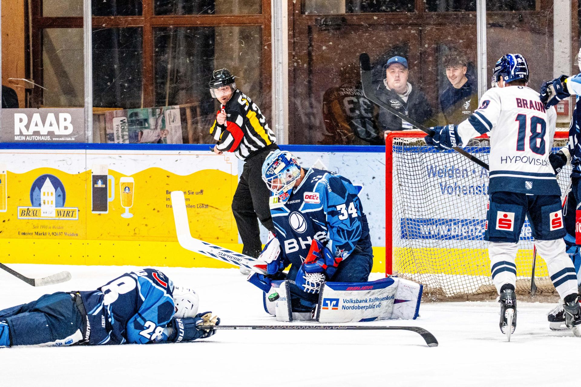 Goalie Michael McNiven (Mitte) und Verteidiger Maximilian Kolb (links) können in dieser Szene das 0:3 durch Laurin Braun nicht verhindern. (Bild: Elke Englmaier)
