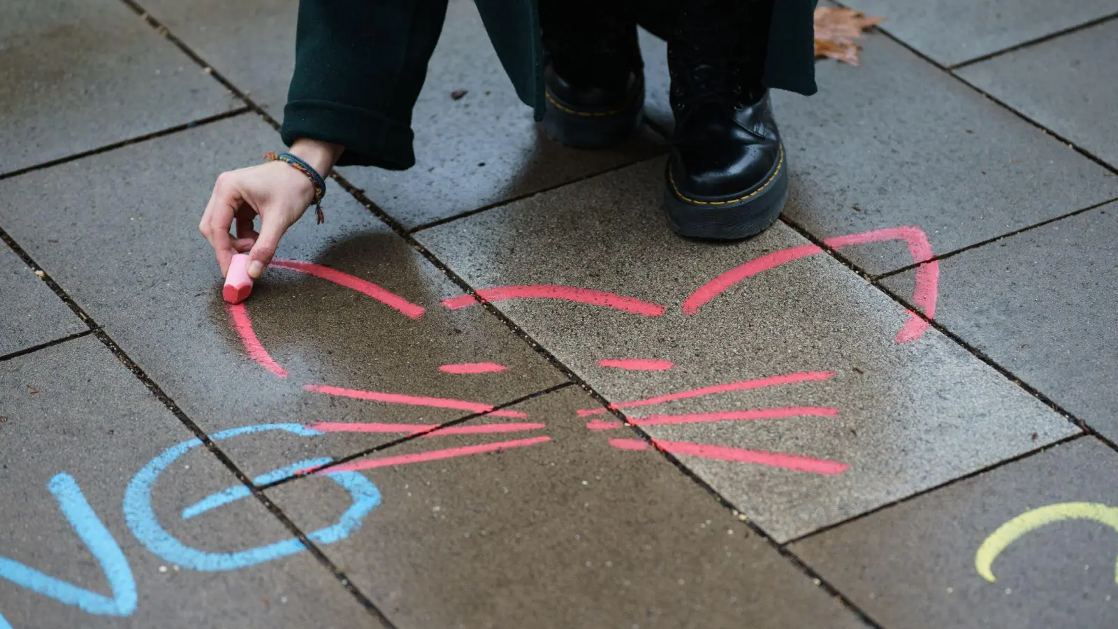  Die SPD-Bundestagsfraktion will Catcalling unter Strafe stellen. (Bild: Andreas Arnold/dpa)