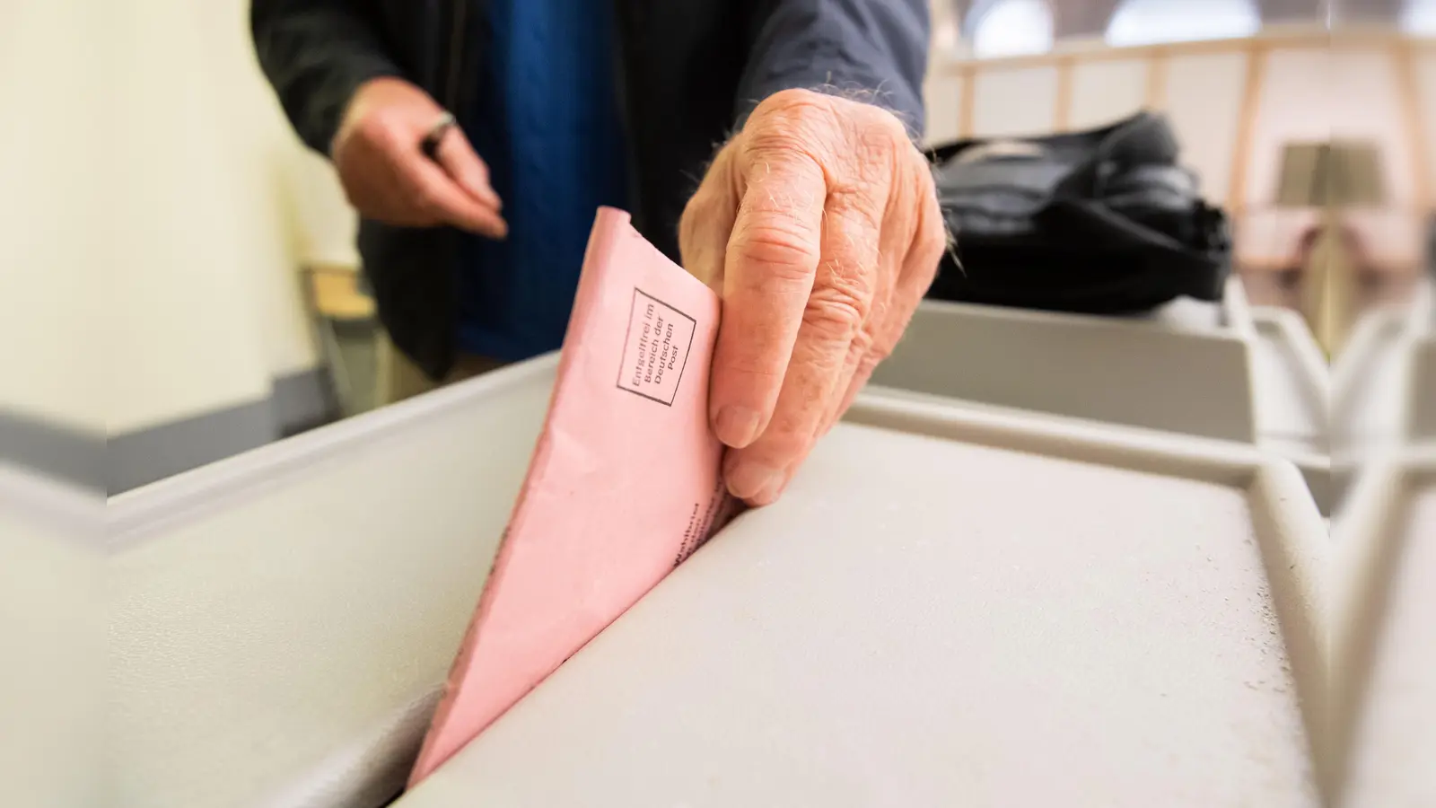 In Weiden sind über 30.000 Wahlberechtigte aufgerufen ihre Stimme zur Bundestagswahl abzugeben.  (Symbolbild: Julian Stratenschulte, dpa)