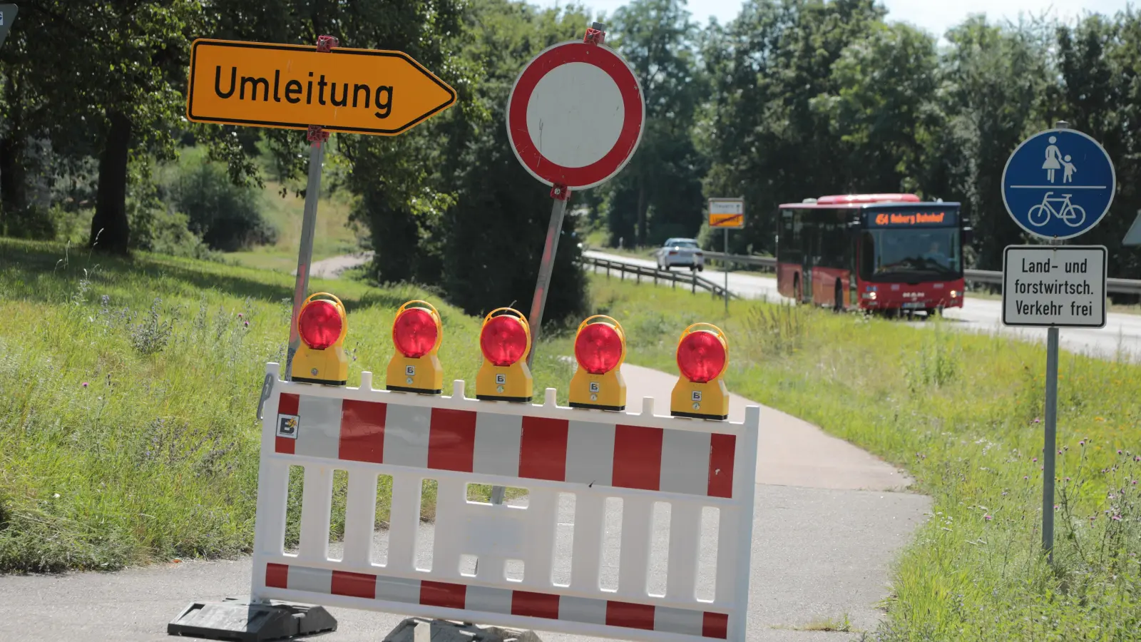 Radweg entlang der Vilstalstraße bei Lengenfeld gesperrt. Sperrung, Umleitung,  (Bild: Wolfgang Steinbacher)