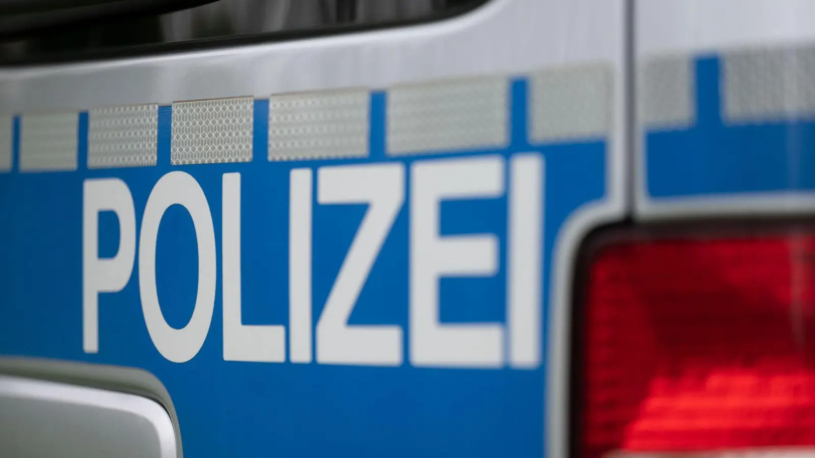 In Luhe-Wildenau werden an einem Pkw alle vier Reifen zerstochen. (Symbolbild: Marijan Murat/dpa)