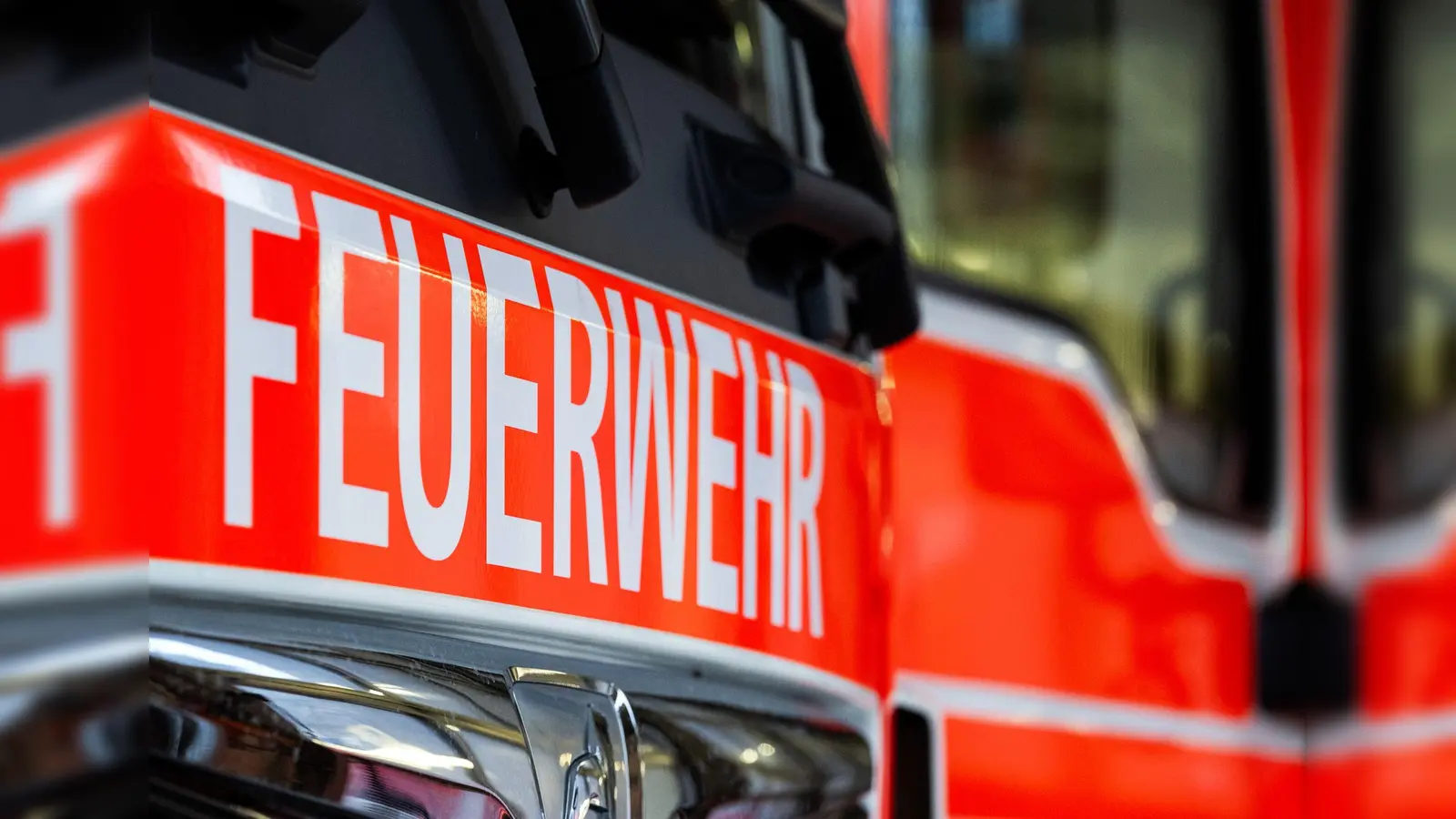 Eine kokelnde PV-Anlage löste einen Feuerwehreinsatz am Weidener Klinikum aus.  (Symbolbild: Soeren Stache/dpa)