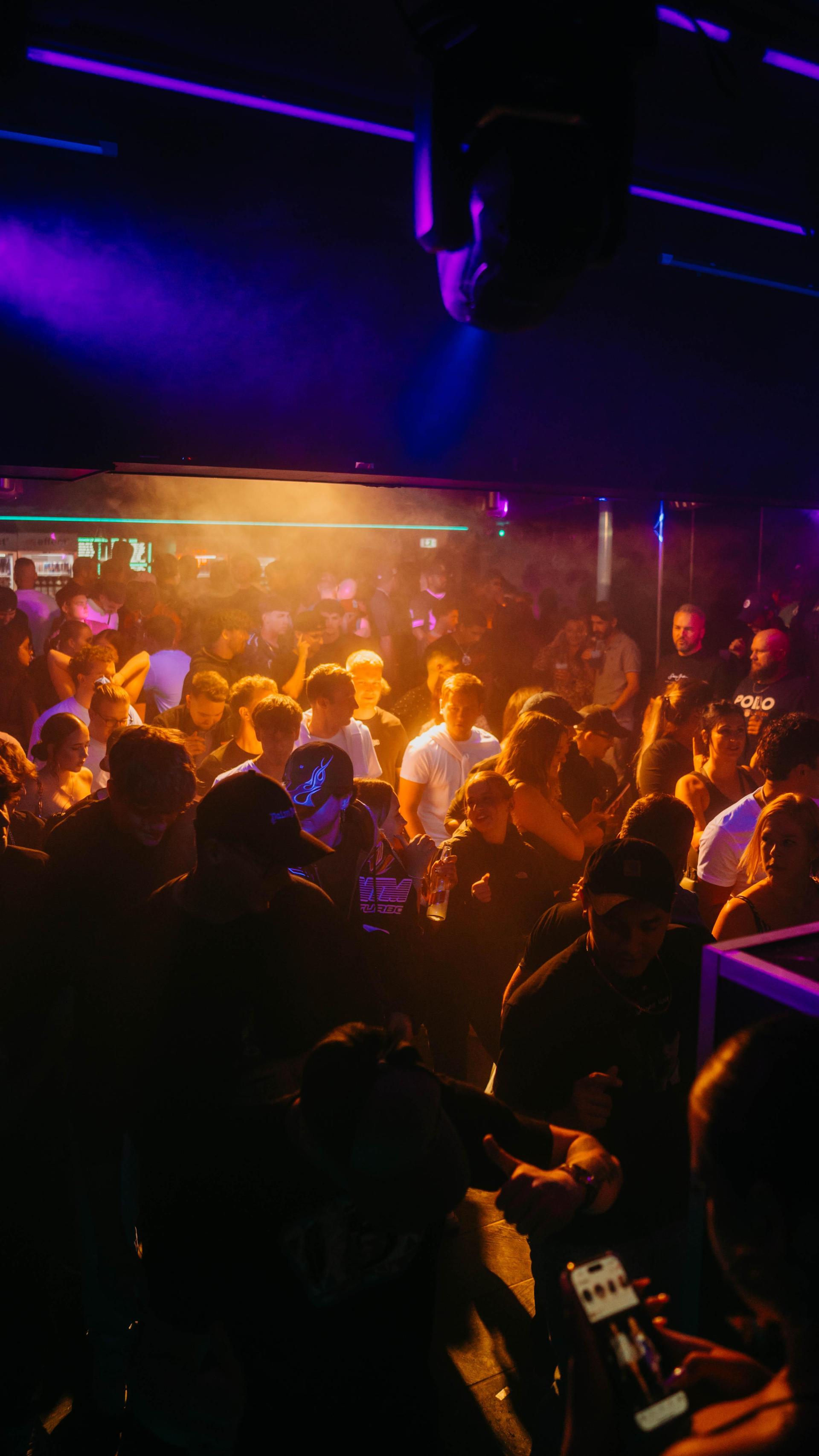 Die Bilder der „Savage Life”-Party im Loop. (Bild: Lukas Frey)