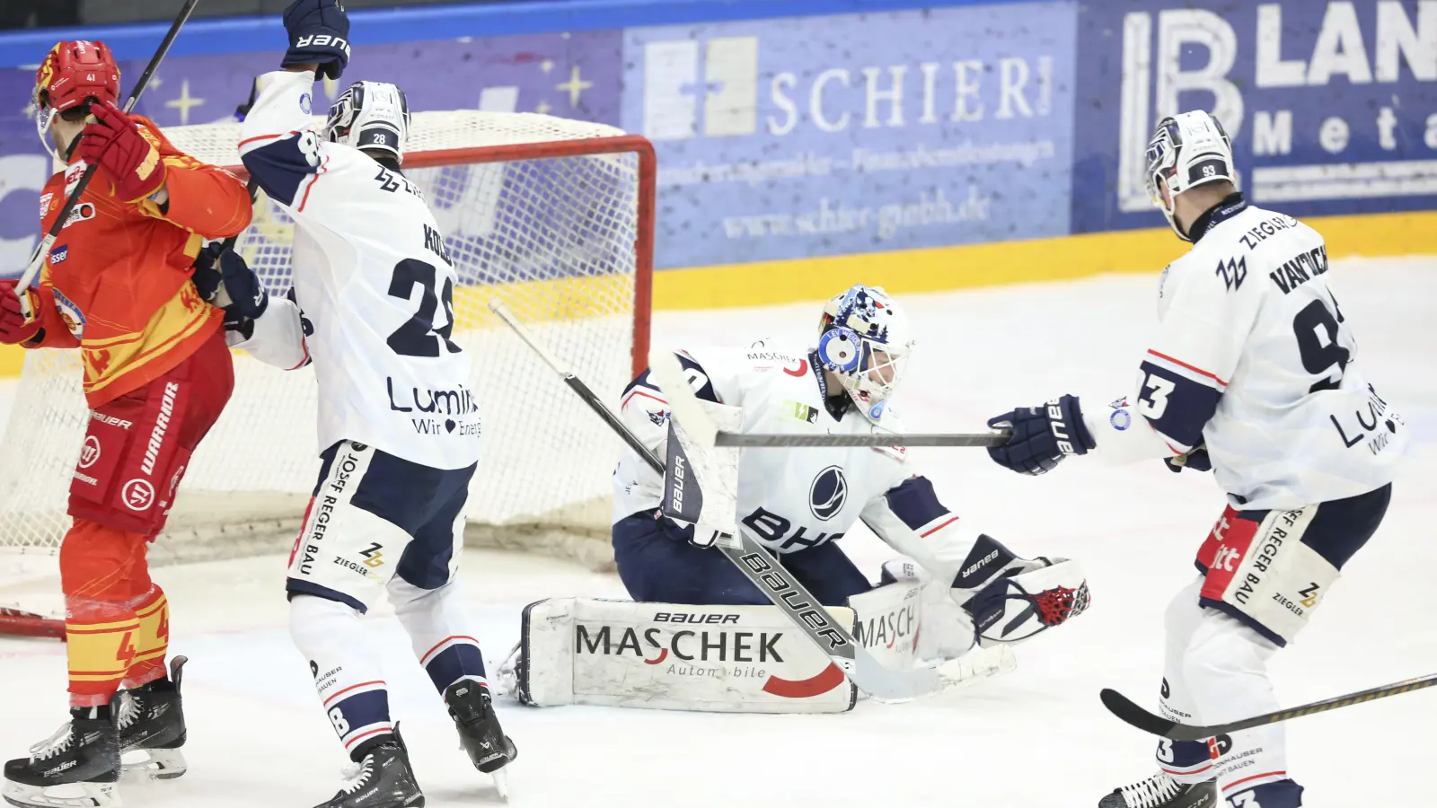 Lange stand die Defensive der Blue Devils (weiße Trikots) in Kaufbeuren gut. Doch am Ende wurde noch ein Drei-Tore-Vorsprung verspielt. (Bild: Benjamin Lahr)