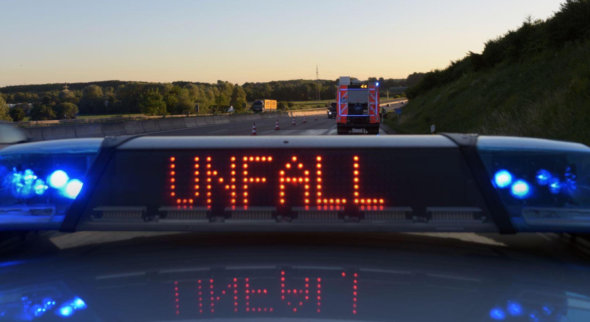 Die A 3 bei Regensburg ist nach mehreren Unfällen gesperrt. (Symbolbild: Stefan Puchner/dpa)