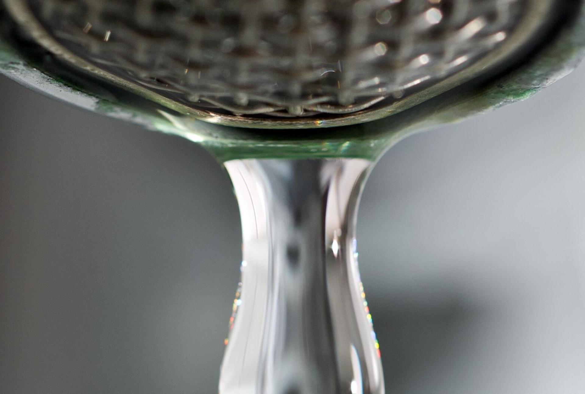 In vielen Ortsteilen der Gemeinde Theisseil ist das Wasser nach einem weiteren Rohrbruch abgesperrt.  (Symbolbild: Patrick Pleul/dpa)