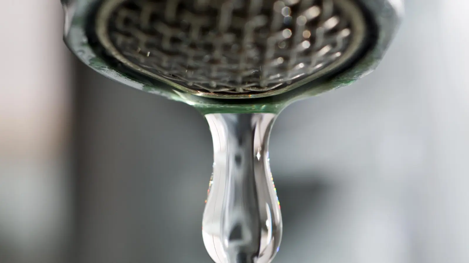 In vielen Ortsteilen der Gemeinde Theisseil ist das Wasser nach einem weiteren Rohrbruch abgesperrt.  (Symbolbild: Patrick Pleul/dpa)