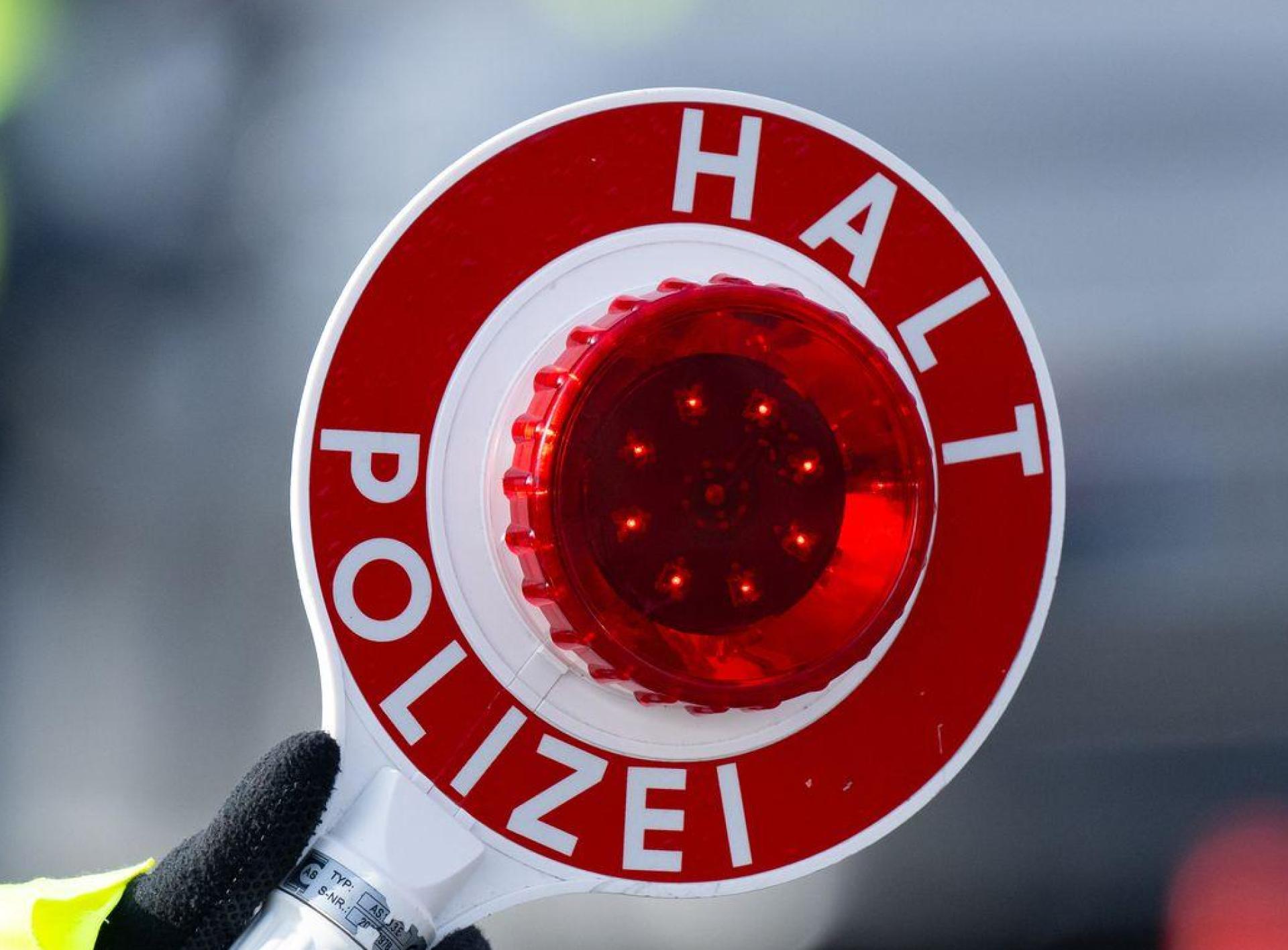 Die Polizei kontrollierte auf der A6 einen Autofahrer, gegen den ein Fahrverbot vorliegt. (Symbolbild: Sven Hoppe/dpa)