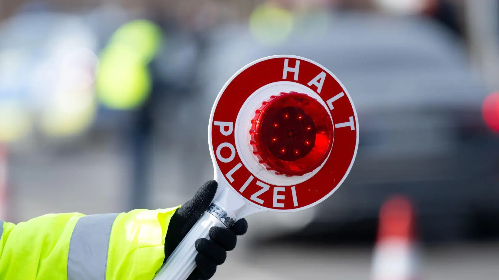 Die Polizei kontrollierte auf der A6 einen Autofahrer, gegen den ein Fahrverbot vorliegt. (Symbolbild: Sven Hoppe/dpa)