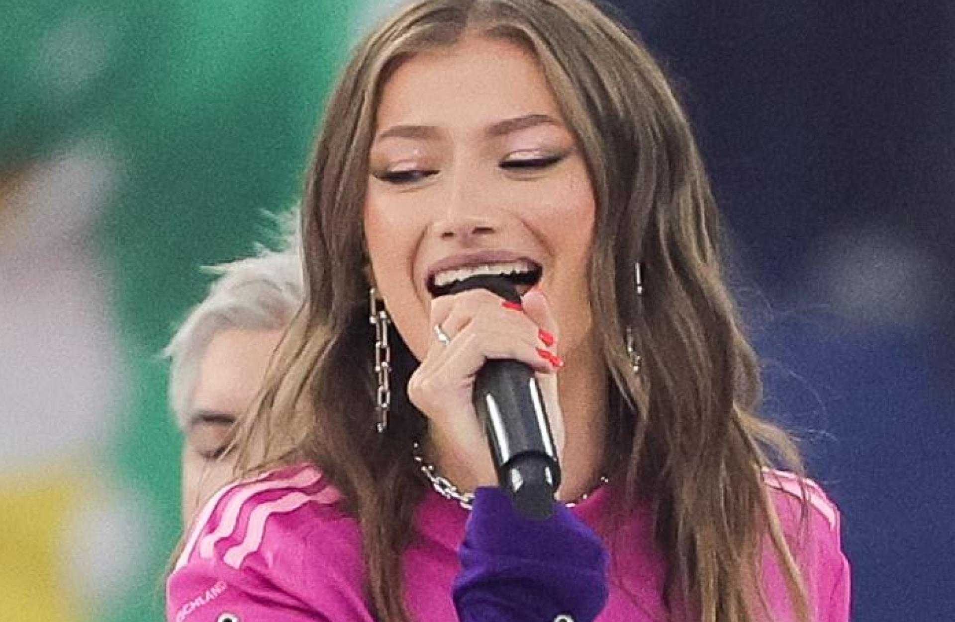 Sängerin Leony performt mit Meduza und OneRepublic den offiziellen UEFA EURO 2024 Song „Fire”. (Bild: Christian Charisius/dpa)