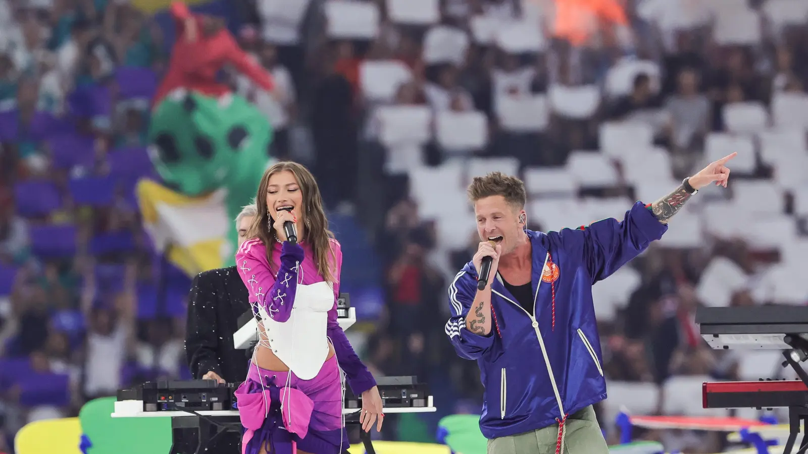 Sängerin Leony performt mit Meduza und OneRepublic den offiziellen UEFA EURO 2024 Song „Fire”. (Bild: Christian Charisius/dpa)