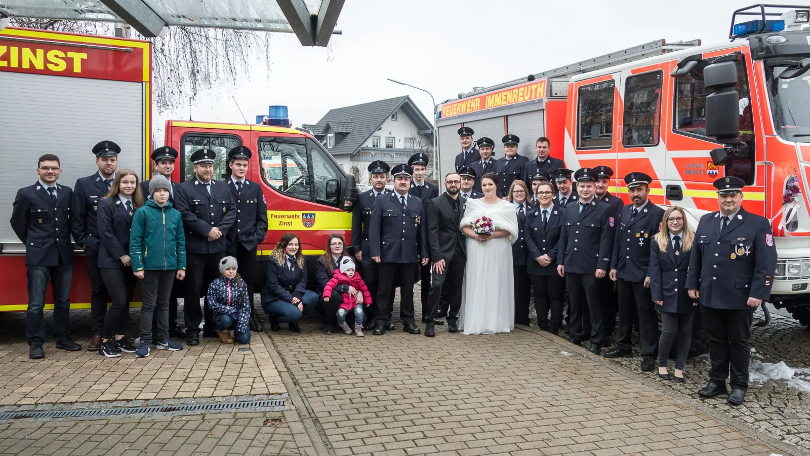 Zur standesamtlichen Trauung von Christina Felix und Florian Weber gratulieren die Feuerwehren Immenreuth und Zinst. (Bild: bkr)