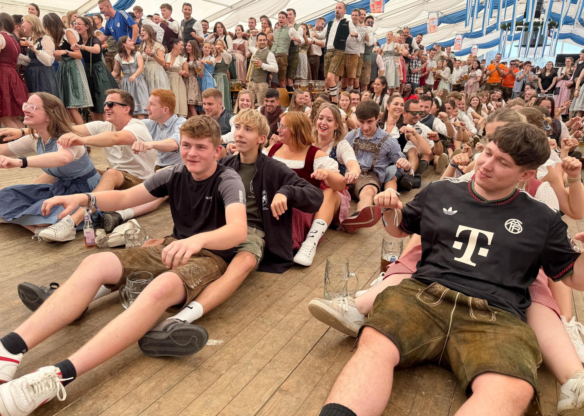 Der Frühschoppen 2025 auf der Flosser Kirwa. (Bild: Gabi Schönberger)