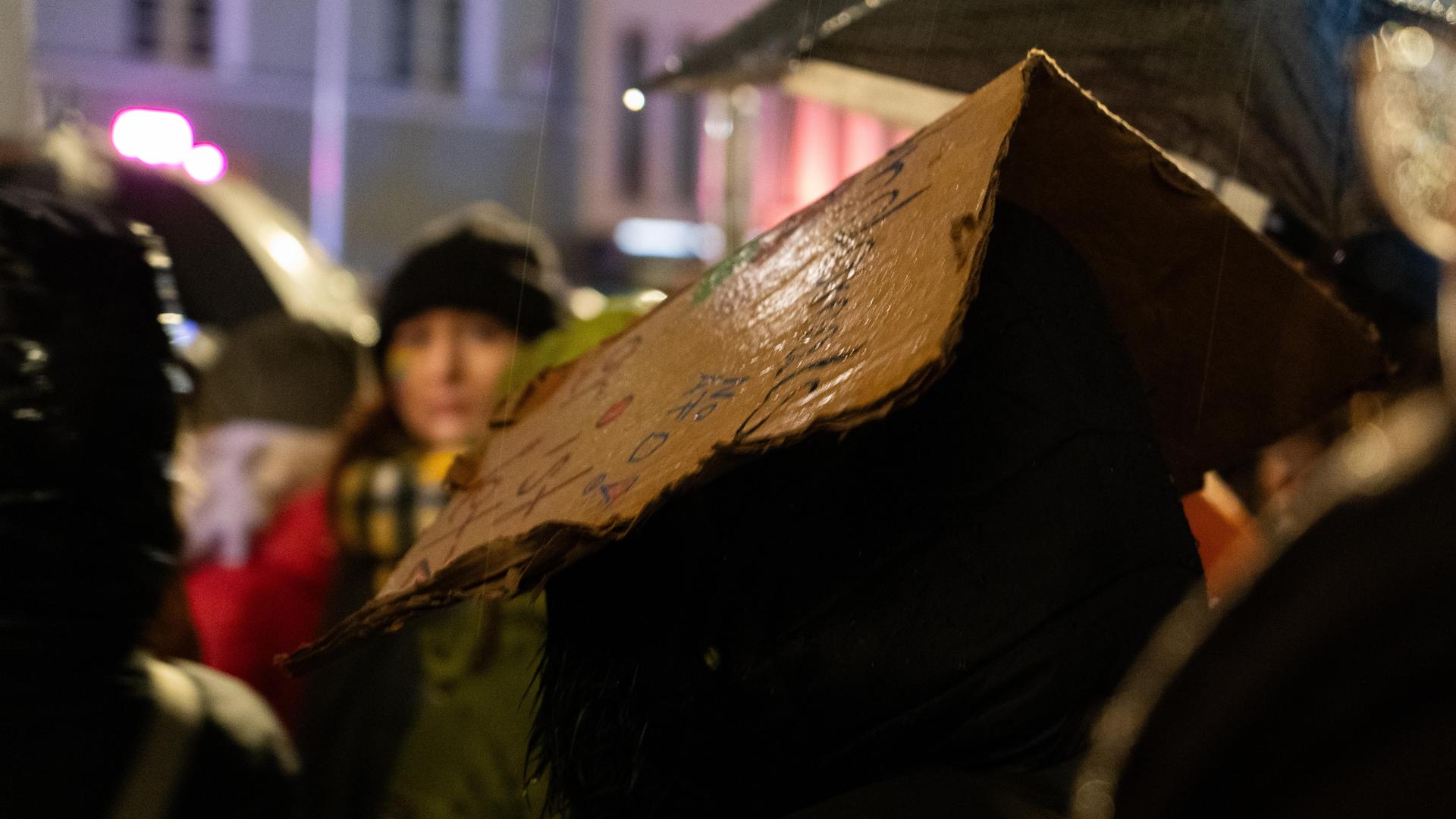 Bei der Demo gegen Rechts haben sich tausende Menschen zu einem Protestmarsch durch Weiden versammelt. (Bild: knz)