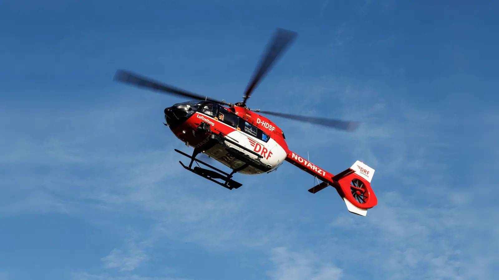 Nach dem schweren Unfall auf der Staatsstraße bei Kohlberg war ein Rettungshubschrauber im Einsatz.  (Symbolbild: Matthias Balk/dpa)