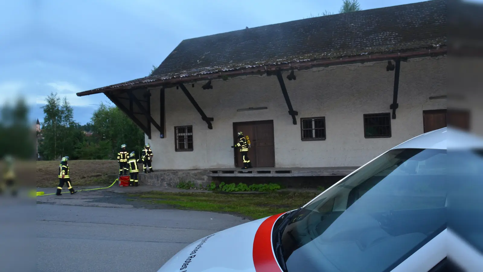 Aus einem seit Jahrzehnten verwaisten Lagerhaus stieg plötzlich Rauch auf. Bei dem Einsatz verletzte sich ein Feuerwehrmann.  (Bild: dob)