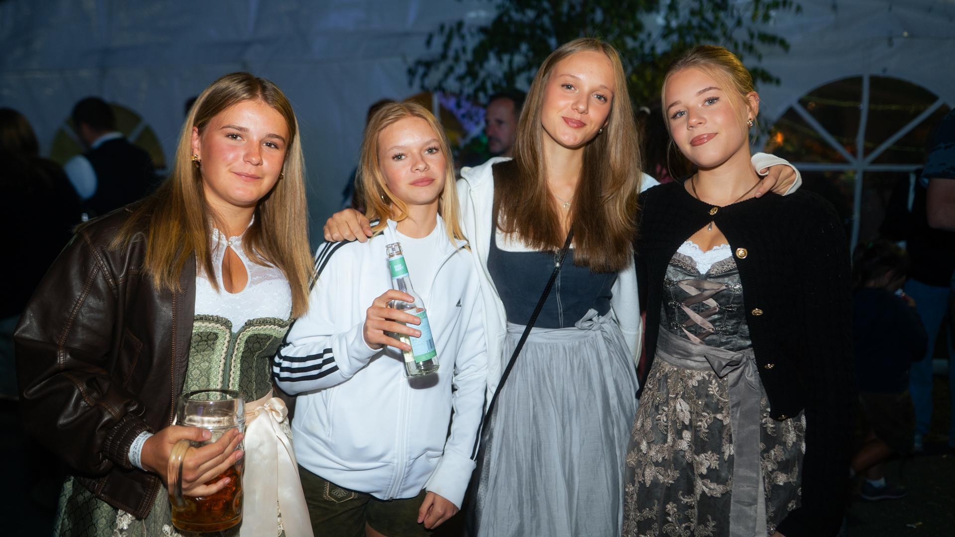 Die Quertreiber rocken am Samstagabend das Festzelt bei der Kirwa in Wernberg.  (Bild: Hannes Stock)