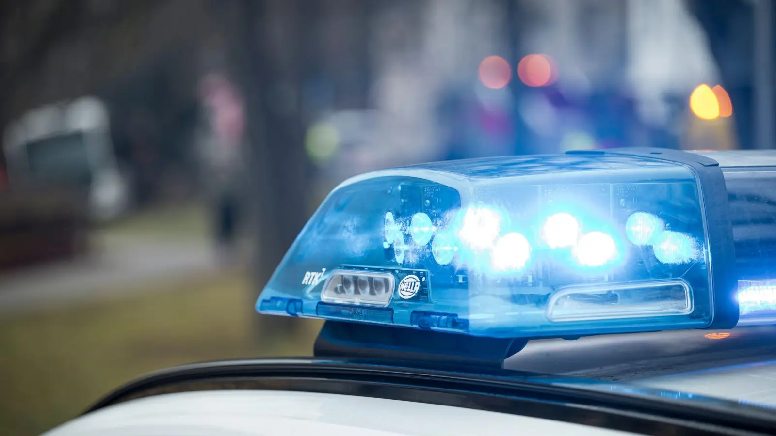 In Weiden wurden am Wochenende vier Verkehrsunfallfluchten gemeldet. Die Polizei sucht Zeugen. (Symbolbild: Daniel Vogl/dpa)
