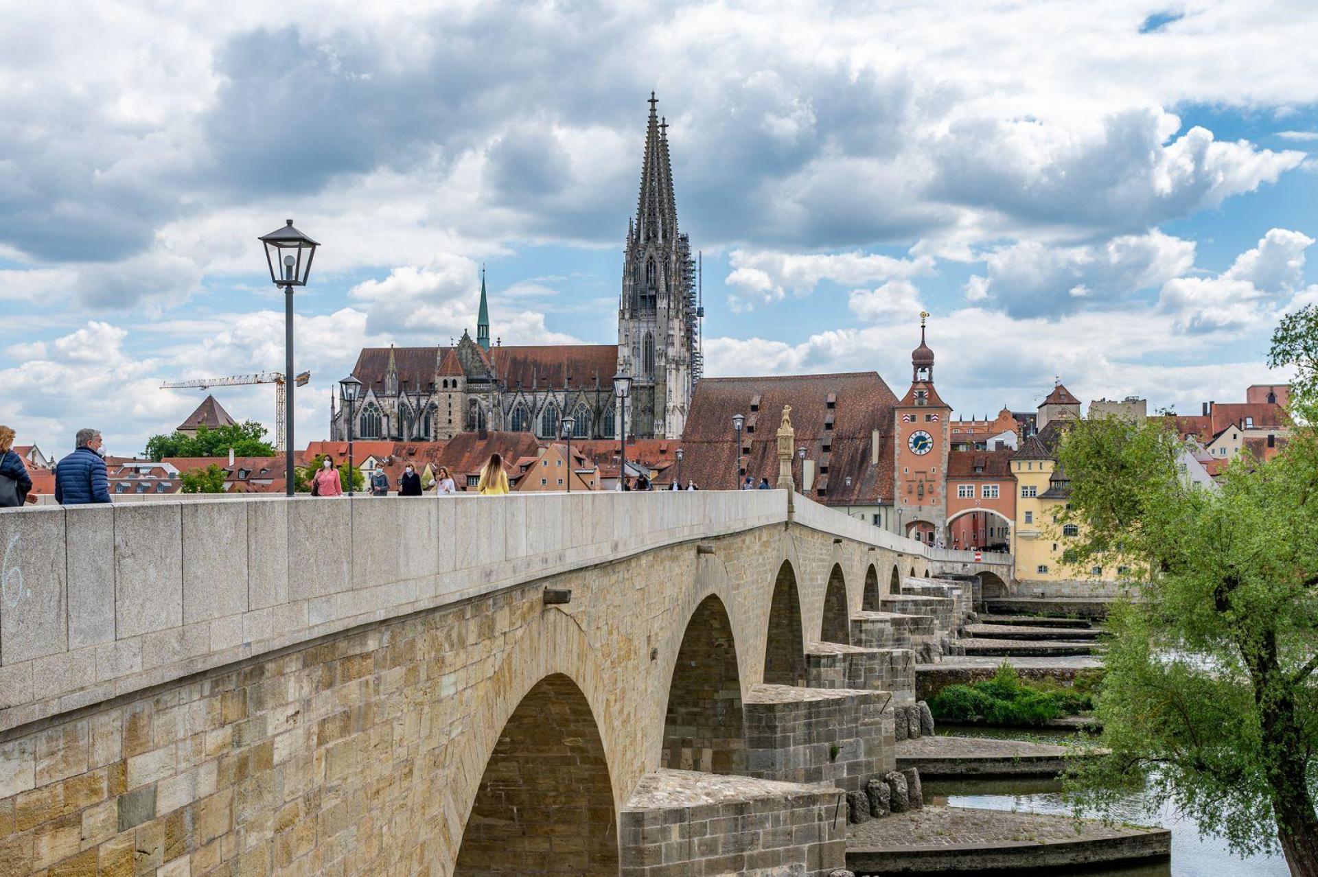 Die Steinerne Brücke führt über die Donau zur Altstadt von Regensburg. (Archivbild) (Bild: Armin Weigel/dpa)
