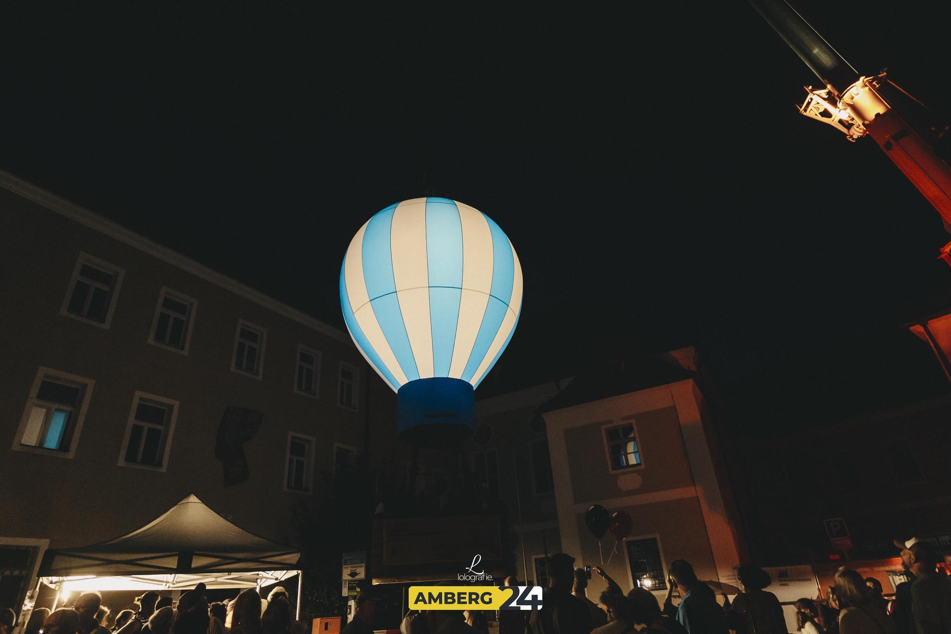 Musik, Essen und leuchtende Kunst: Während der Luftnacht in Amberg war viel los.  (Bild: Lolografie)