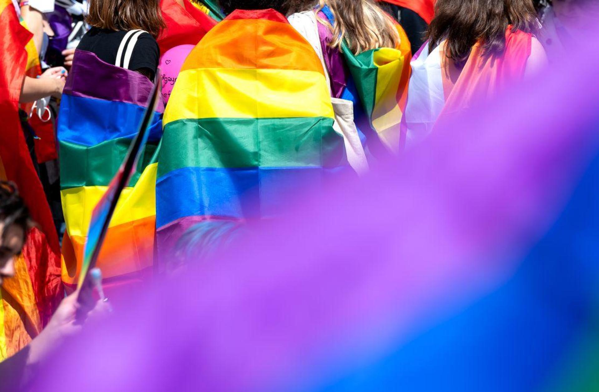 Queeres Leben gehört schon lange fest zu Bayern - die Staatsregierung braucht bei der Umsetzung des Aktionsplans aber viel Zeit. In diesem Jahr soll es nun soweit sein. Wann genau, ist aber offen. (Illustration) (Bild: Sven Hoppe/dpa)