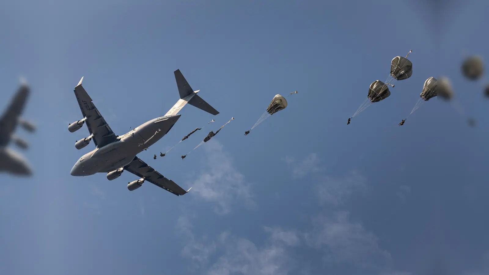 Auch Fallschirmjäger kommen zum Einsatz: Die US-Army übt im August und September mit einem Großaufgebot an Soldaten und Material in der gesamten Oberpfalz, teils auch nachts.  (Symbolbild: Cpl. Danielle Rayon)