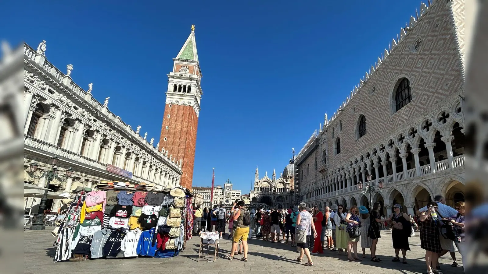 In Venedig sollen Tagesbesucher künftig bis zu zehn Euro bezahlen. (Archivbild) (Bild: Christoph Sator/dpa)