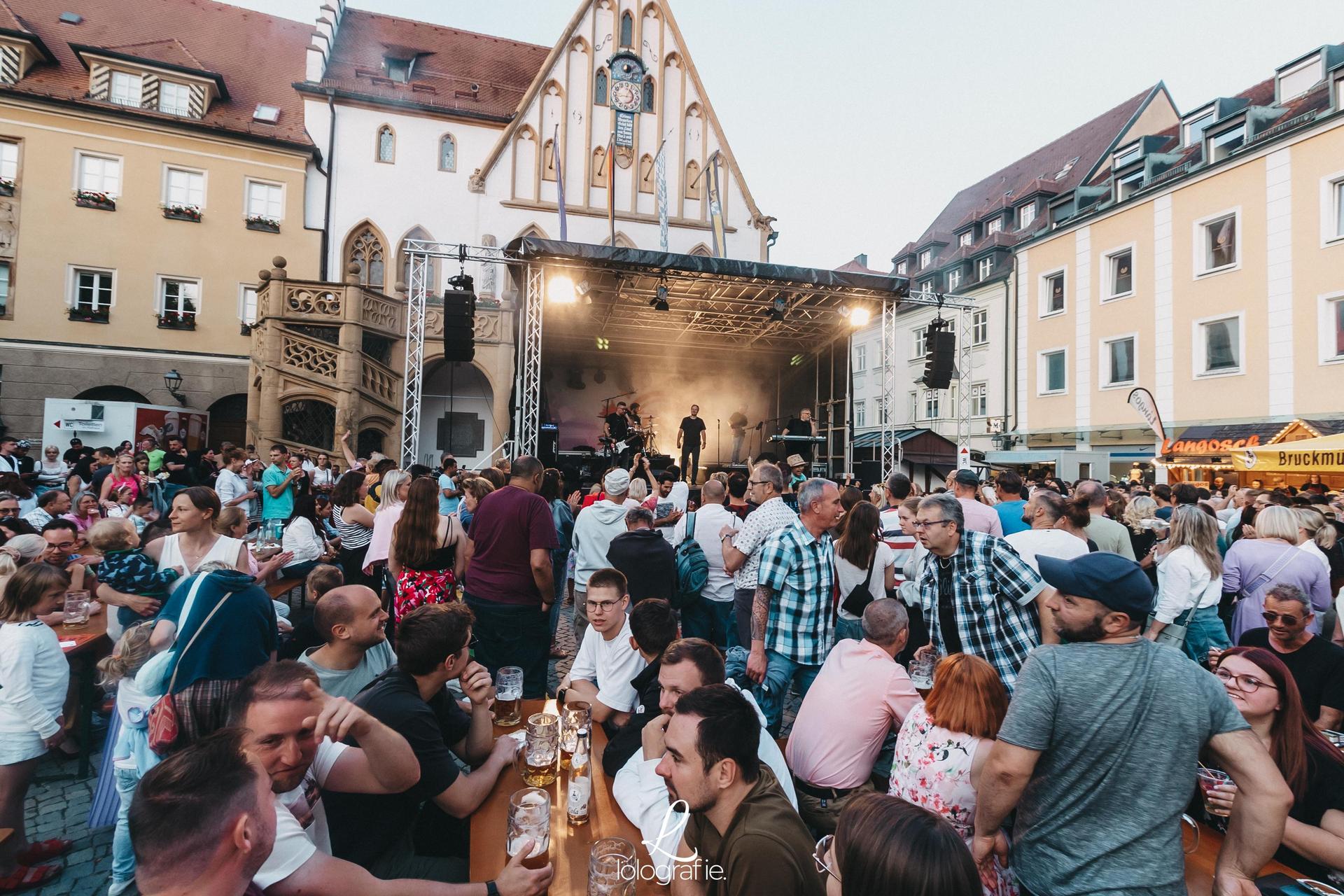 Das war am Marktplatz am Amberger Altstadtfest los! (Bild: Lolografie)