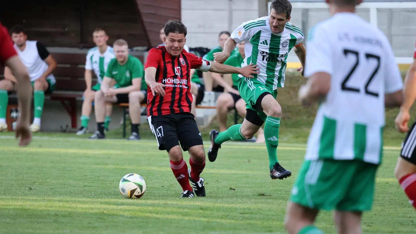 Josef Fenzl (rot-schwarzes Trikot) trug im Testspiel gegen den FC Wernberg sogar die Kapitänsbinde des SC Luhe-Wildenau. (Archivbild: Dieter Jäschke)