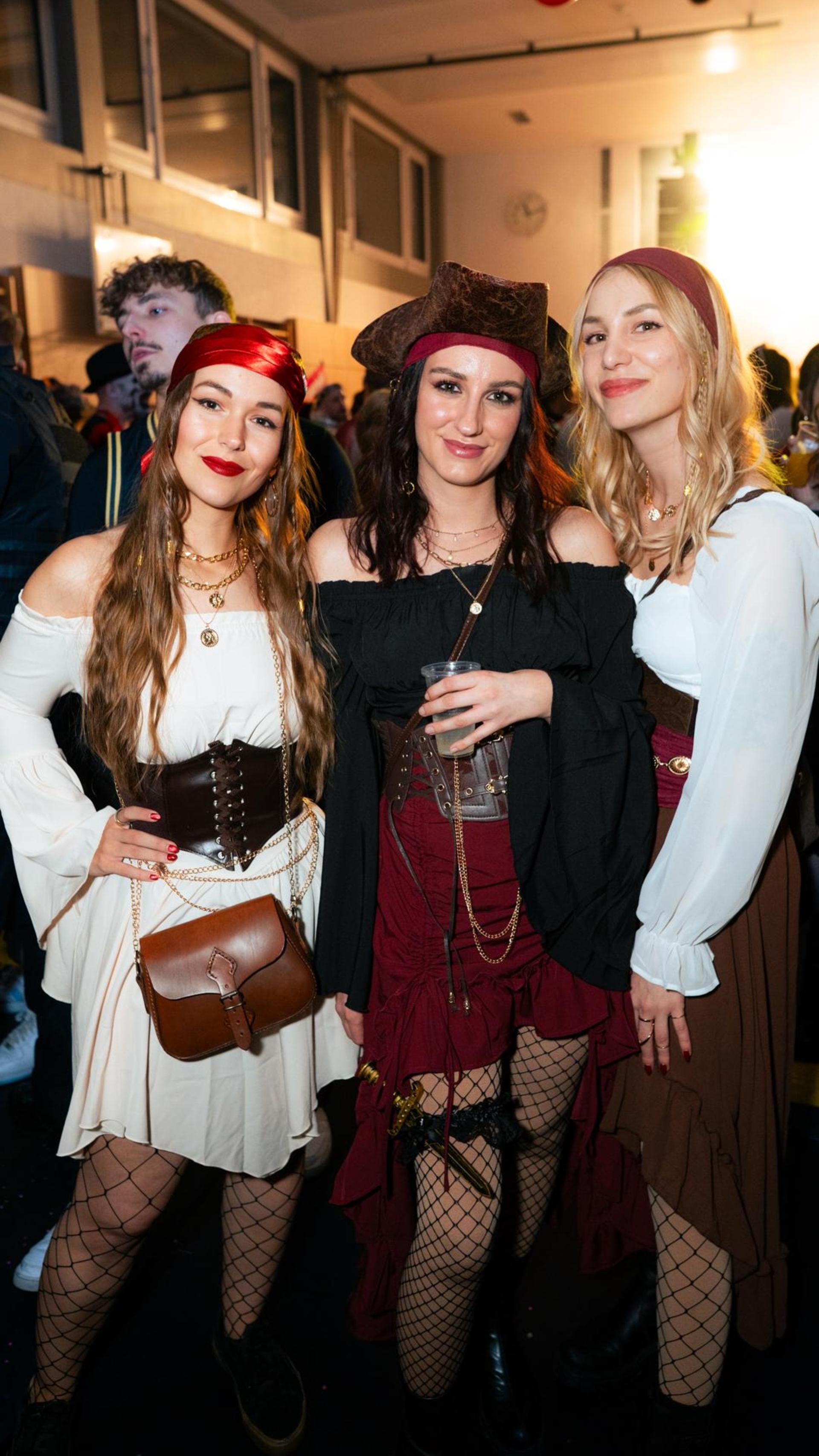 Am Sportlerball in Schirmitz gings mit Vollgas weiter im Faschingstreiben.  (Bild: Hannes Stock)