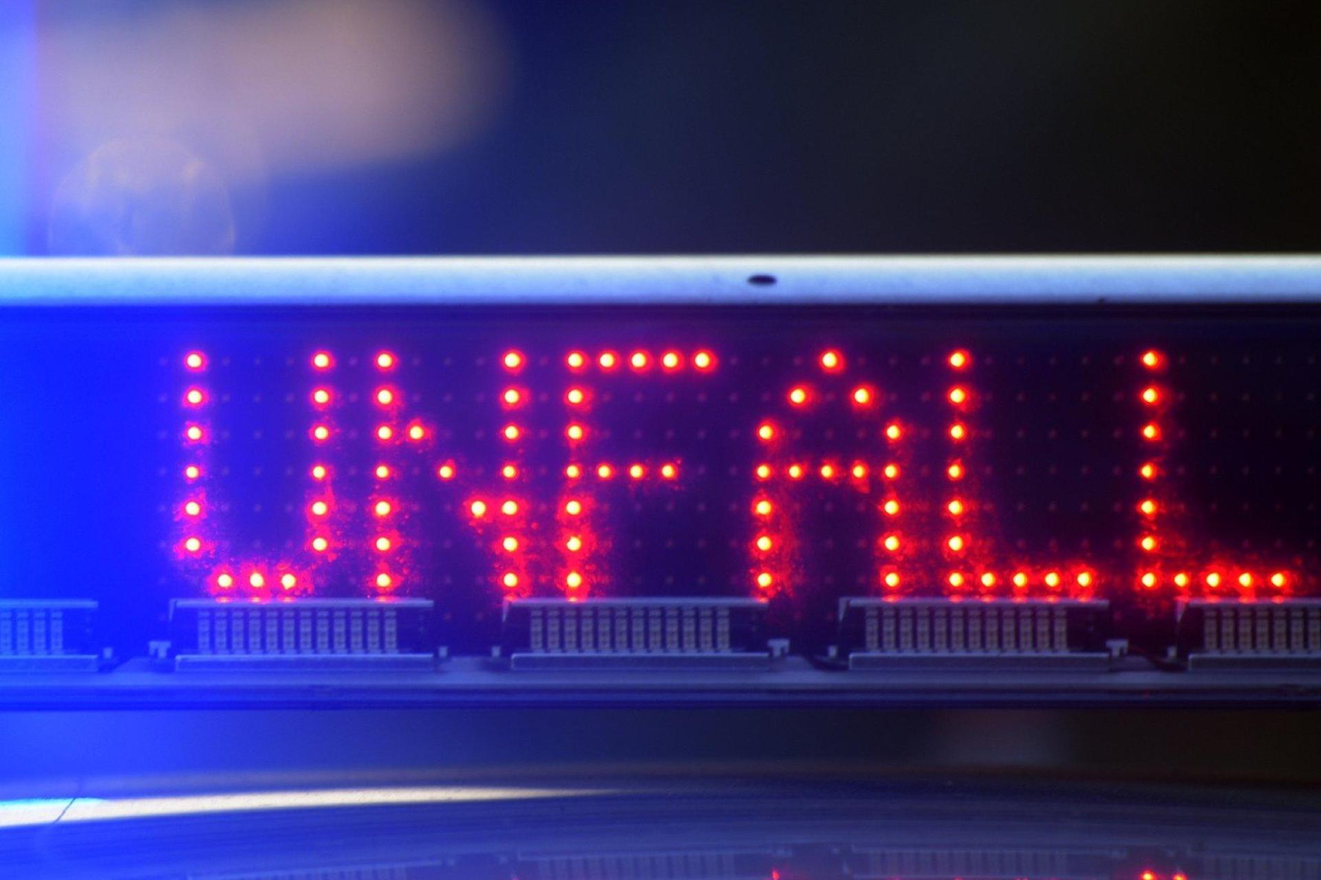 Die Polizei Neustadt/WN möchte wissen, wer am Montagabend auf der Kreisstraße 7 bei Kirchendemenreuth einen Unfall beobachtet hat und Hinweise auf den Verursacher geben kann. (Symbolbild: Stefan Puchner / dpa)