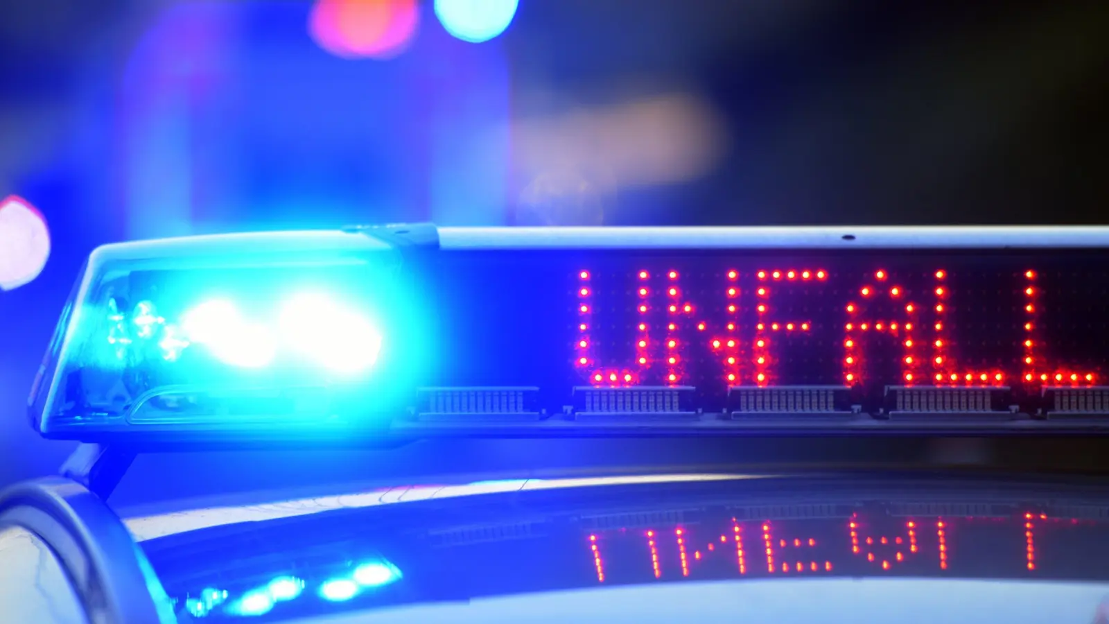 Die Polizei Neustadt/WN möchte wissen, wer am Montagabend auf der Kreisstraße 7 bei Kirchendemenreuth einen Unfall beobachtet hat und Hinweise auf den Verursacher geben kann. (Symbolbild: Stefan Puchner / dpa)