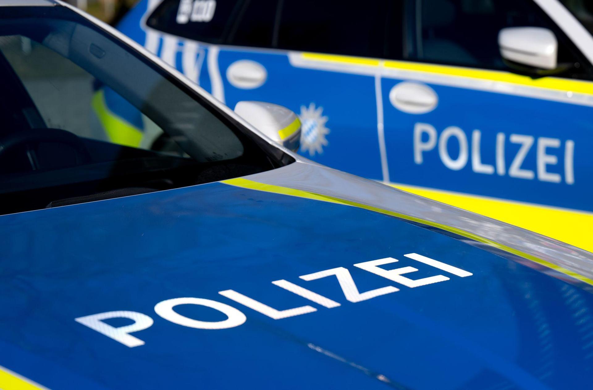 Ein 30-jähriger Weidener prallt bei Floß mit seinem Auto gegen eine Gartenmauer. Der Schaden ist erheblich. (Symbolbild: Sven Hoppe/dpa)