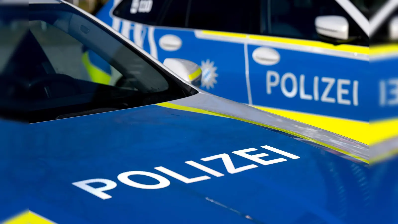 Ein 30-jähriger Weidener prallt bei Floß mit seinem Auto gegen eine Gartenmauer. Der Schaden ist erheblich. (Symbolbild: Sven Hoppe/dpa)