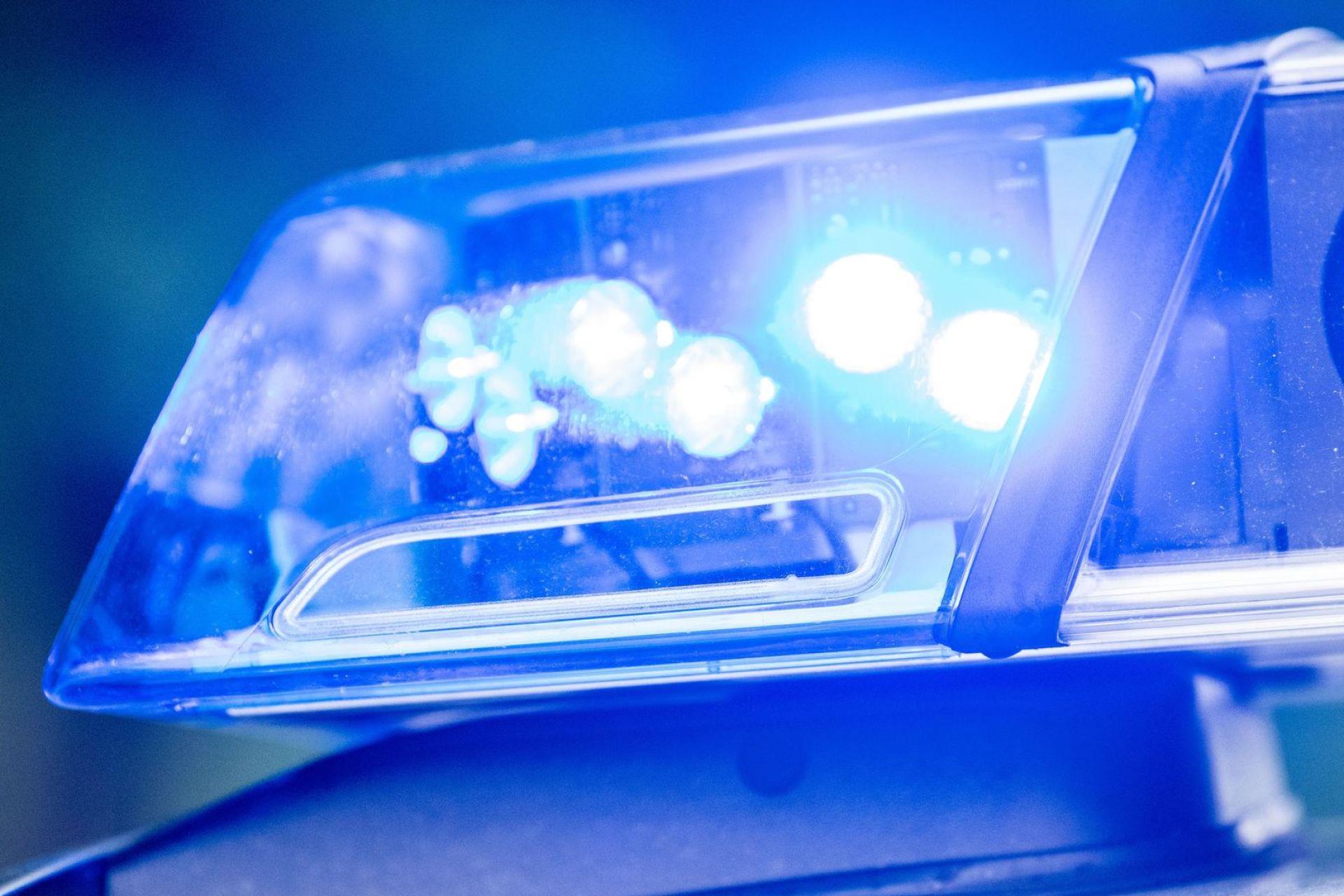 Nach dem Vorall in Wörth an der Donau im Landkreis Regensburg ermittelt die Polizei gegen einen 28-Jährigen. (Symbolbild) (Bild: Lino Mirgeler/dpa)