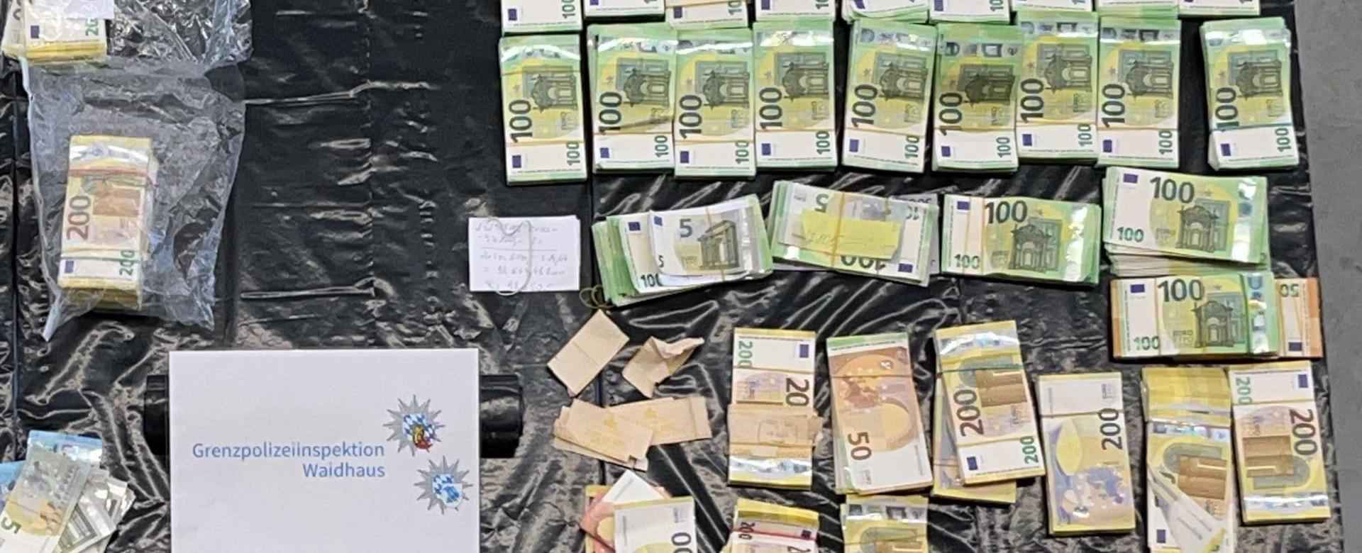 Insgesamt fanden die Beamten in dem Wagen etwa 850.000 Euro. (Bild: GPI Waidhaus)