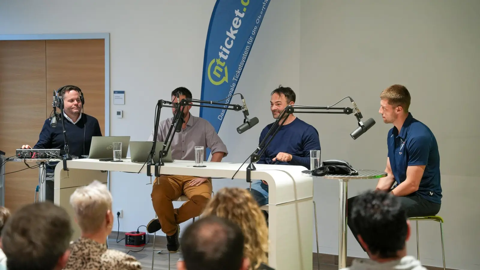 Trainer Sebastian Buchwieser und Vize-Kapitän Maximilian Kolb waren zu Gast bei der Live-Aufnahme des Eishockey-Podcasts „Powerplay”. (Bild: Marco Meier)