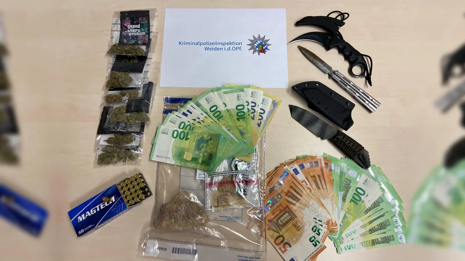 Drogen, Waffen und Bargelt beschlagnahmten Polizeibeamte in der Wohnung eines 23-jährigen Tirschenreuthers. (Bild: PP Oberpfalz/Bock )