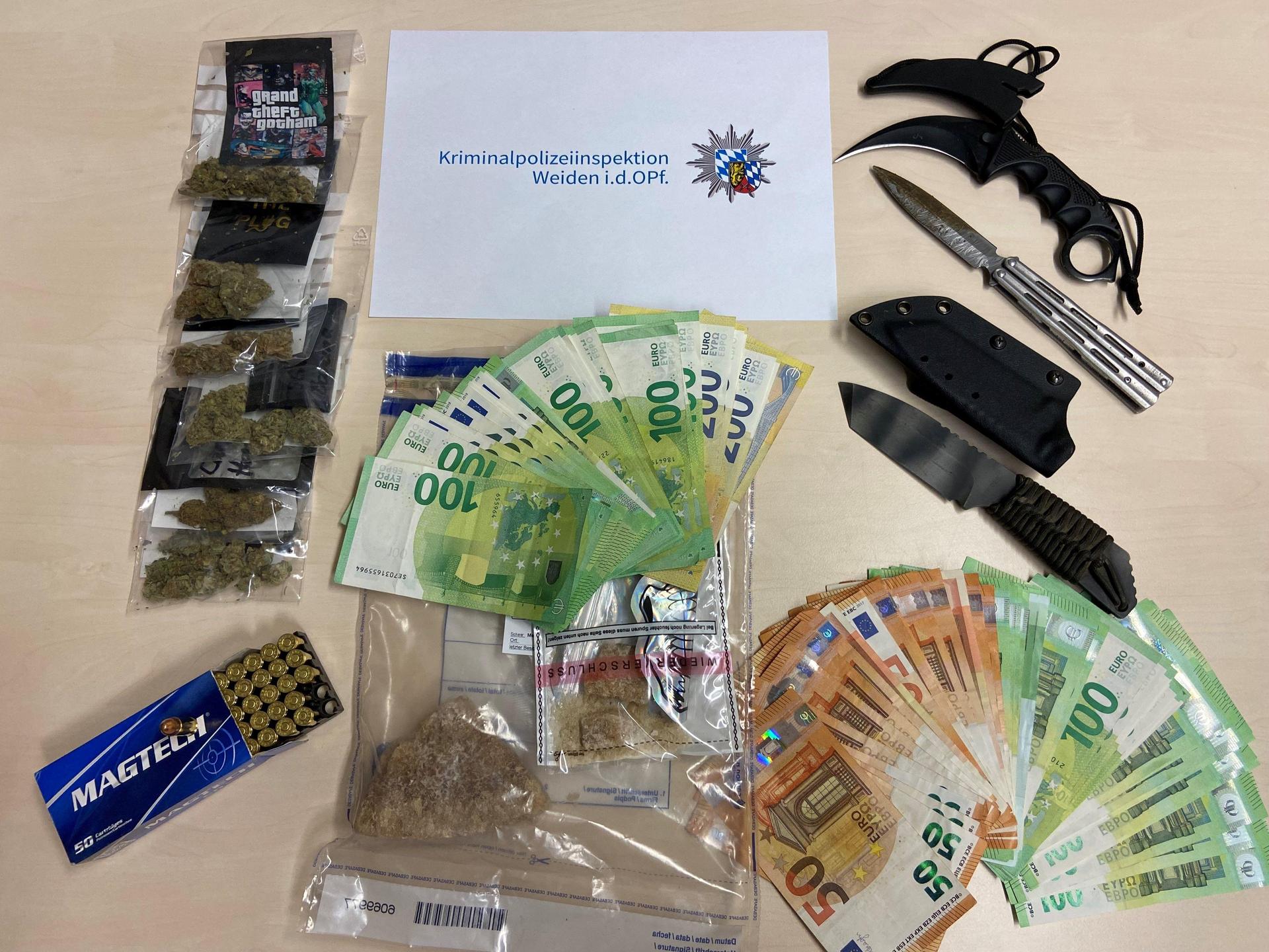 Drogen, Waffen und Bargelt beschlagnahmten Polizeibeamte in der Wohnung eines 23-jährigen Tirschenreuthers. (Bild: PP Oberpfalz/Bock )