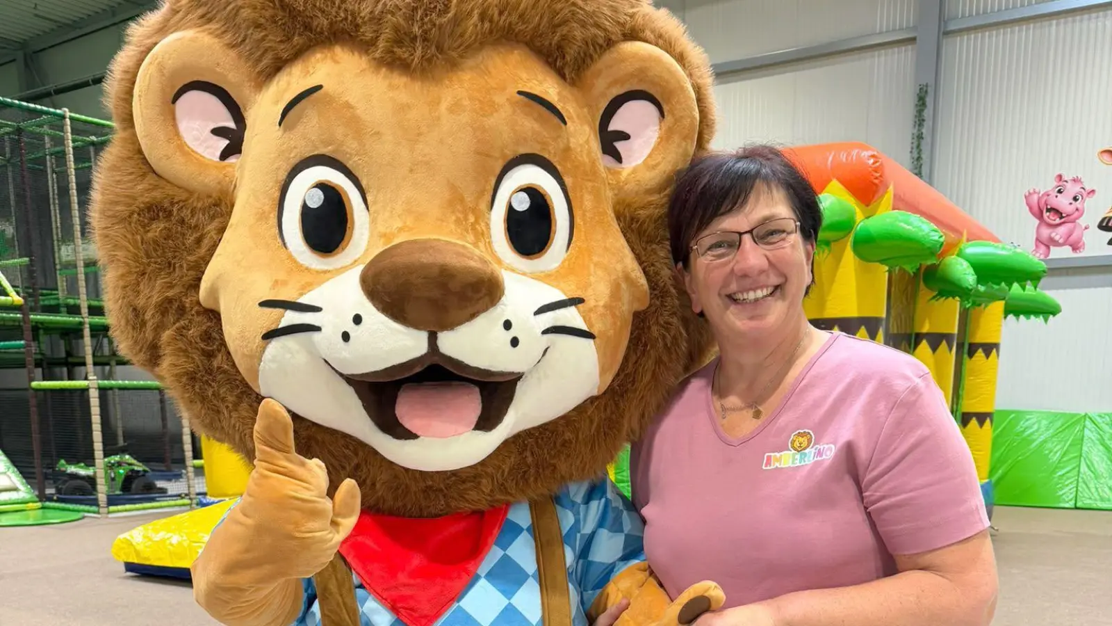 Willkommen im Amberlino 🦁🌴 <br>Der neue Indoor-Spielplatz in Amberg für kleine und große Abenteurer! Spielen, klettern, toben und gemeinsam eine tolle Zeit verbringen – sicher und unabhängig vom Wetter. Mehr entdecken kann man auf unserer Homepage: https://amberlino.de/ <br> (Bild: Amberlino)