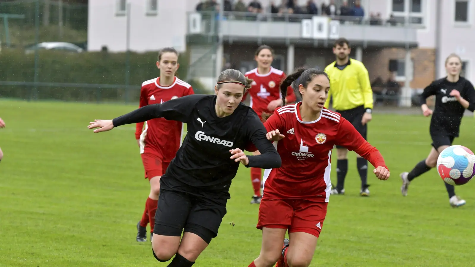 Susanne Stich (links) traf in Kirchberg zum 3:0-Endstand für den TSV Theuern. (Archivbild: Hubert Ziegler)